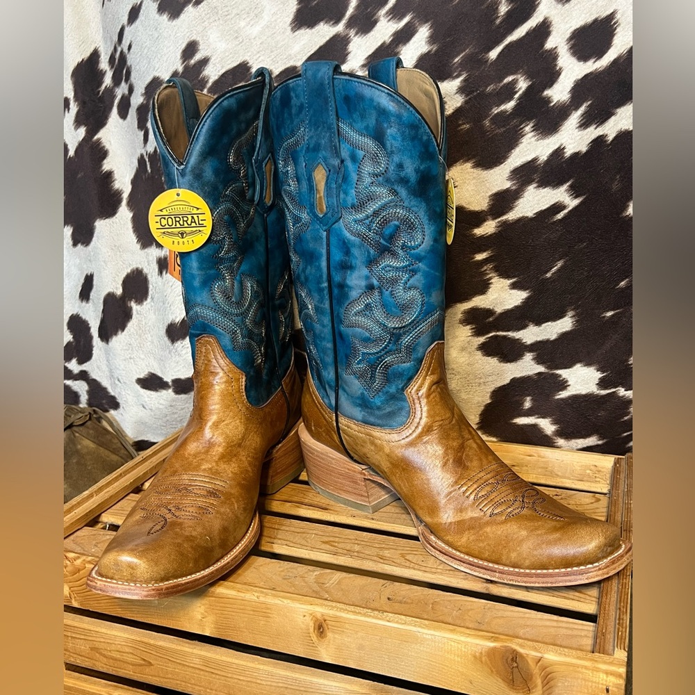 NEW! Corral Horseman Embroidery Square Toe Western Boots Tan/Blue. Men Size 8.5D